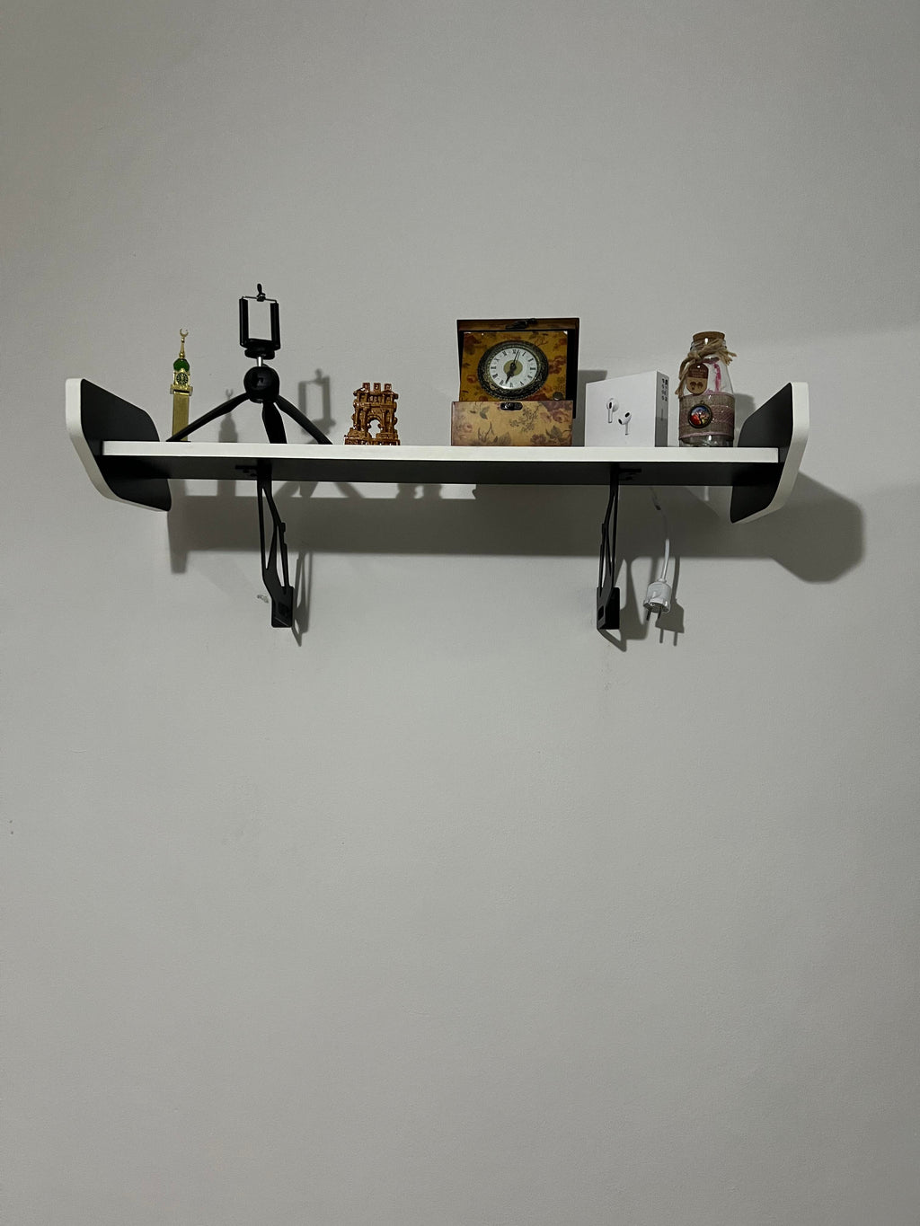 رف حائط رياضي بتصميم عصري