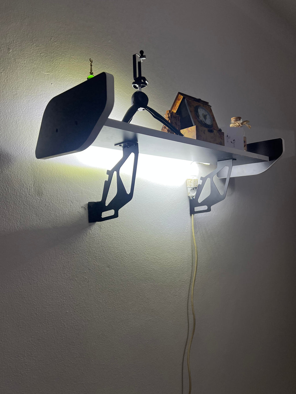 رف حائط رياضي بتصميم عصري